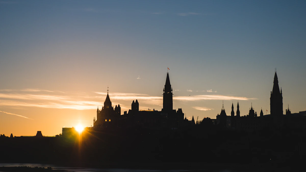 Silueta neogótica de Parliament Hill en Ottawa recortada contra el amanecer