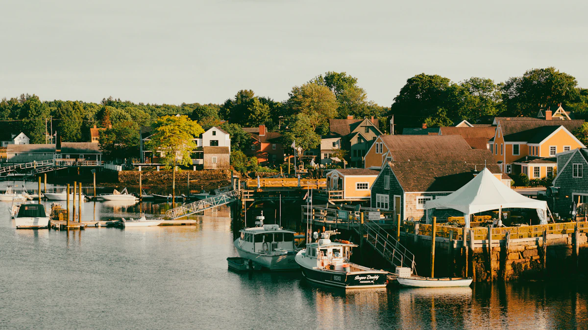 El puerto de Portsmouth, New Hampshire, con barcos amarrados y casas de madera