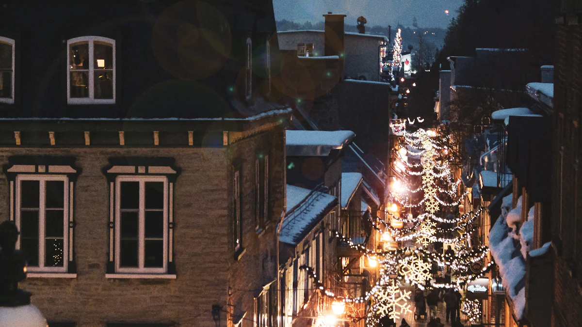 Rue du Petit-Champlain en Quebec en invierno, con luces navideñas y peatones