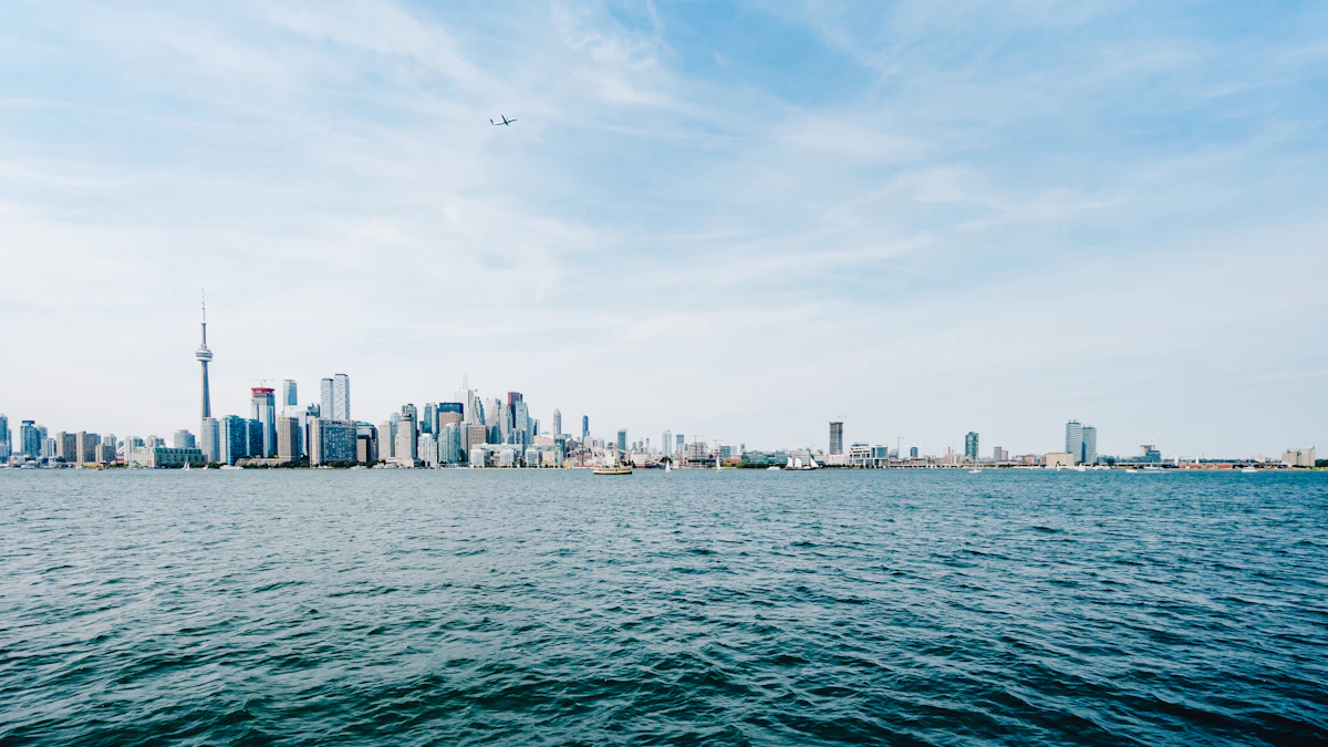 Skyline de Toronto desde las Toronto Islands al atardecer, con la CN Tower a contraluz